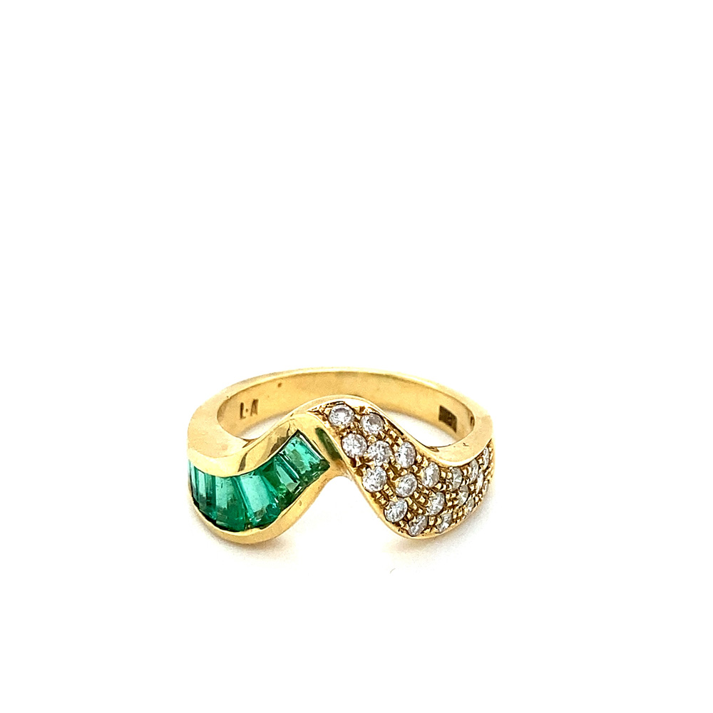 Emerald and Diamond Ladies Ring in 18K Yellow Gold