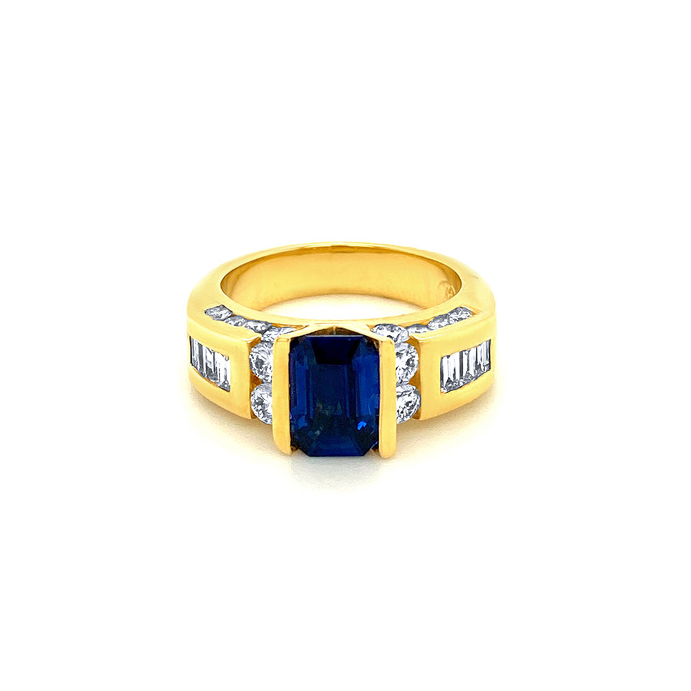 Blue Sapphire Ring in 18K Yellow Gold