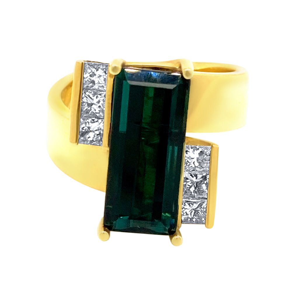 Green Tourmaline Ring in 18K Yellow Gold